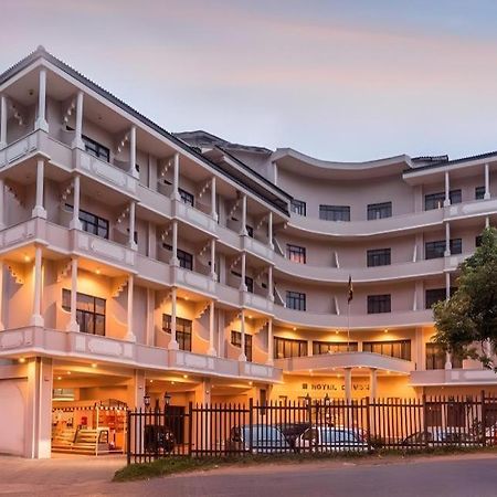 Devon Hotel Канди Екстериор снимка
