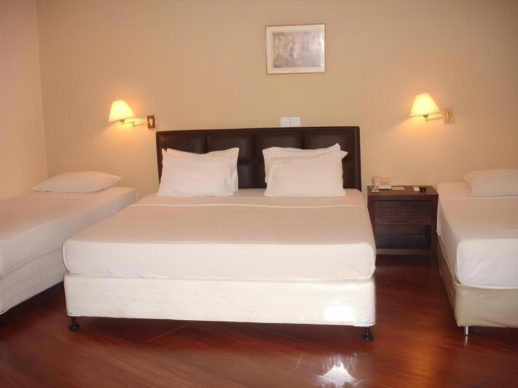 Devon Hotel Канди Екстериор снимка