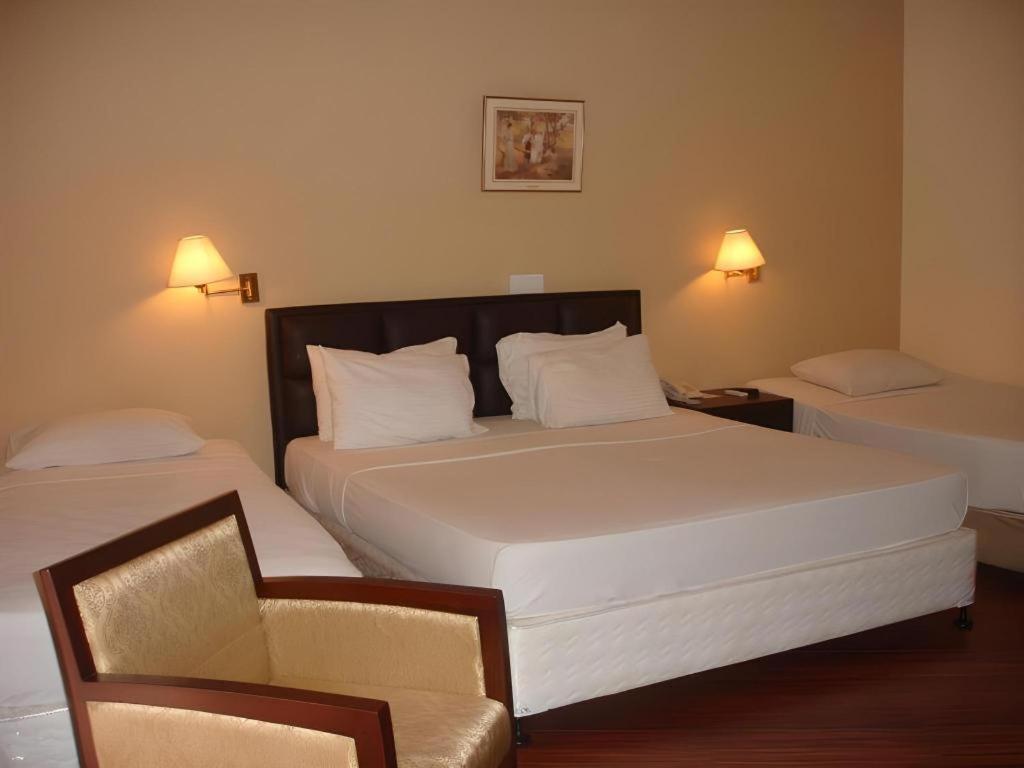 Devon Hotel Канди Екстериор снимка