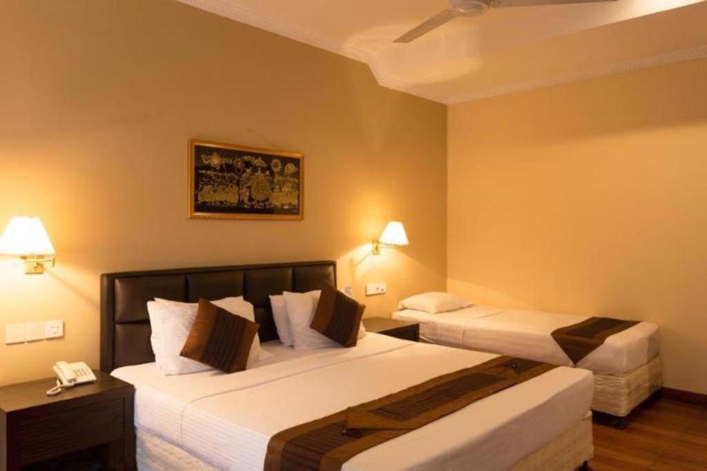 Devon Hotel Канди Екстериор снимка