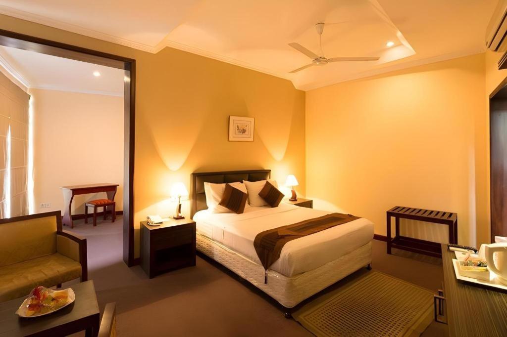 Devon Hotel Канди Екстериор снимка