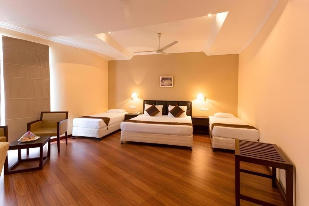 Devon Hotel Канди Екстериор снимка