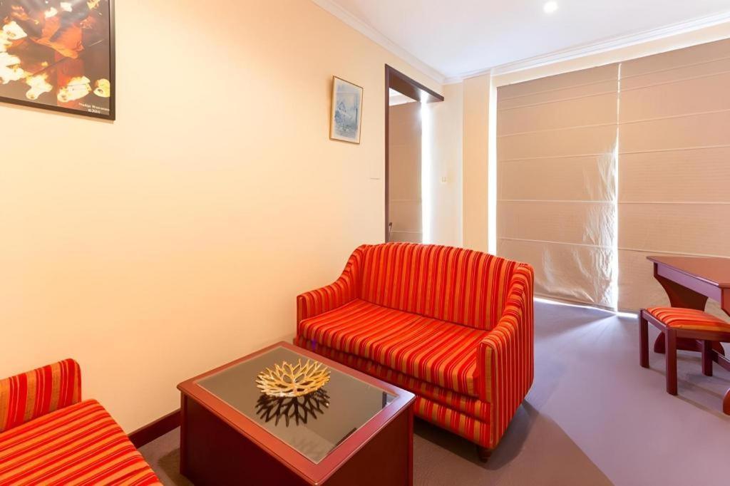 Devon Hotel Канди Екстериор снимка