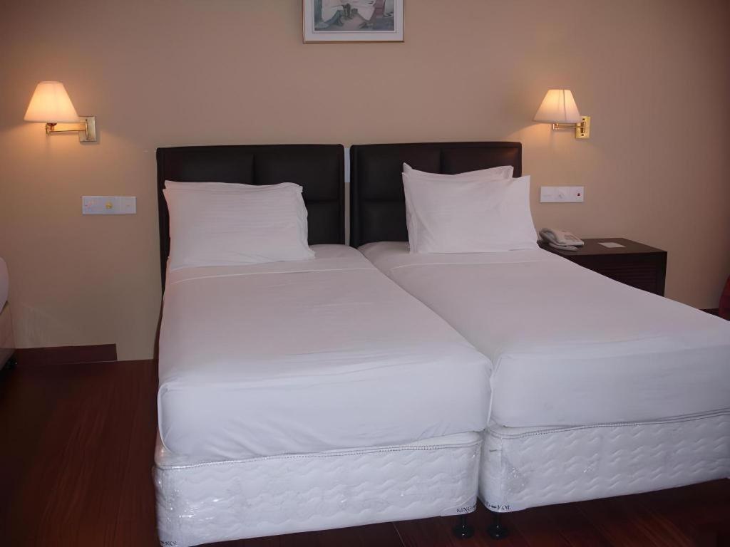 Devon Hotel Канди Екстериор снимка
