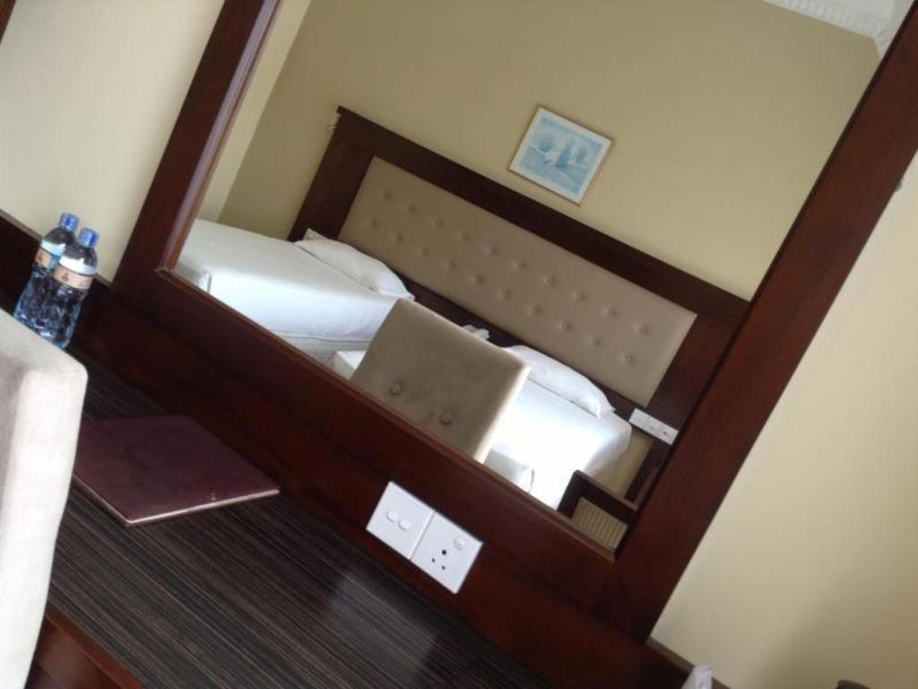 Devon Hotel Канди Екстериор снимка
