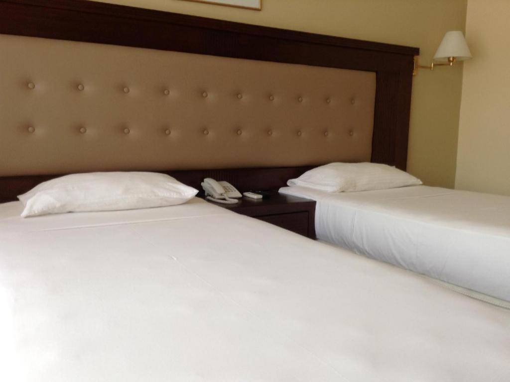 Devon Hotel Канди Екстериор снимка