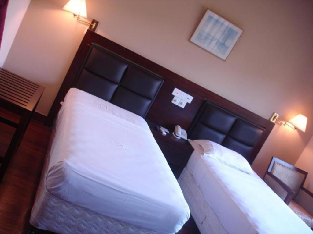 Devon Hotel Канди Екстериор снимка