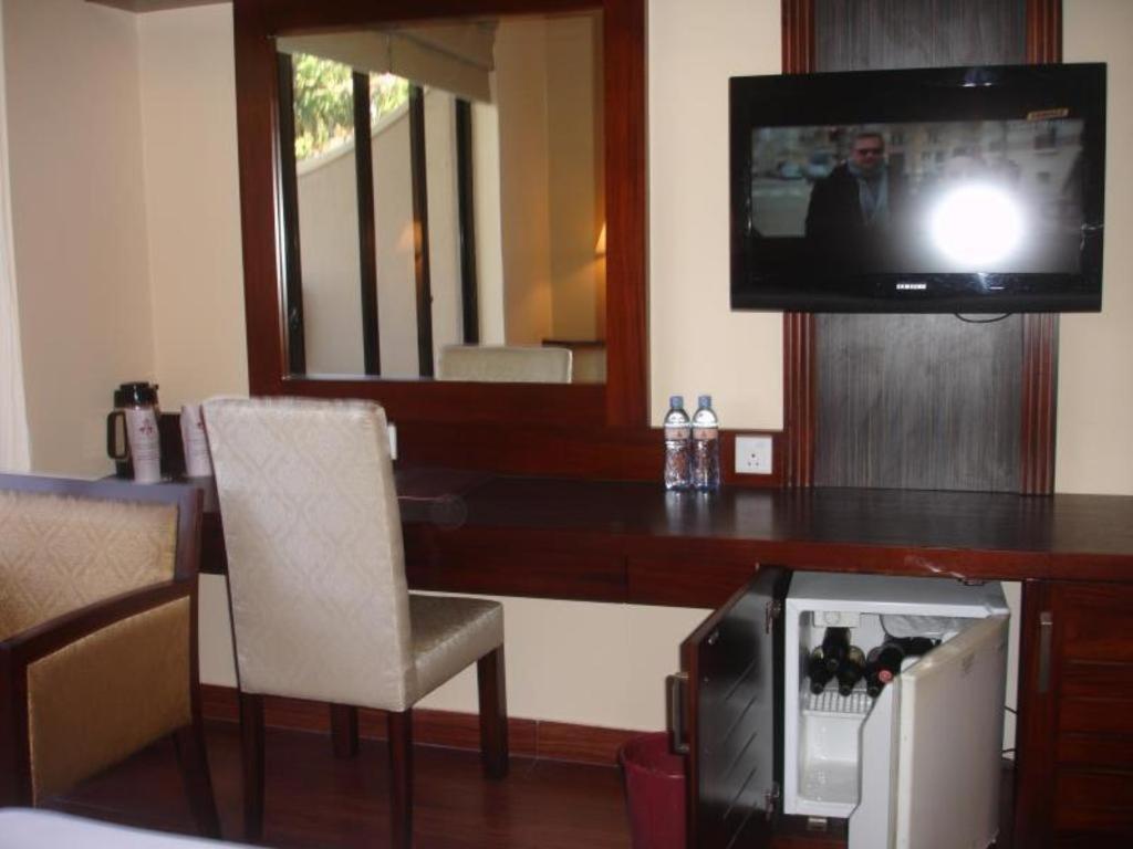 Devon Hotel Канди Екстериор снимка