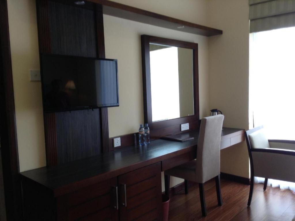 Devon Hotel Канди Екстериор снимка