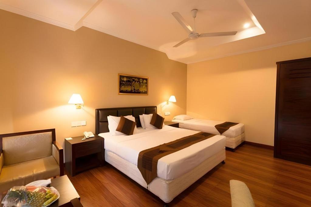Devon Hotel Канди Екстериор снимка