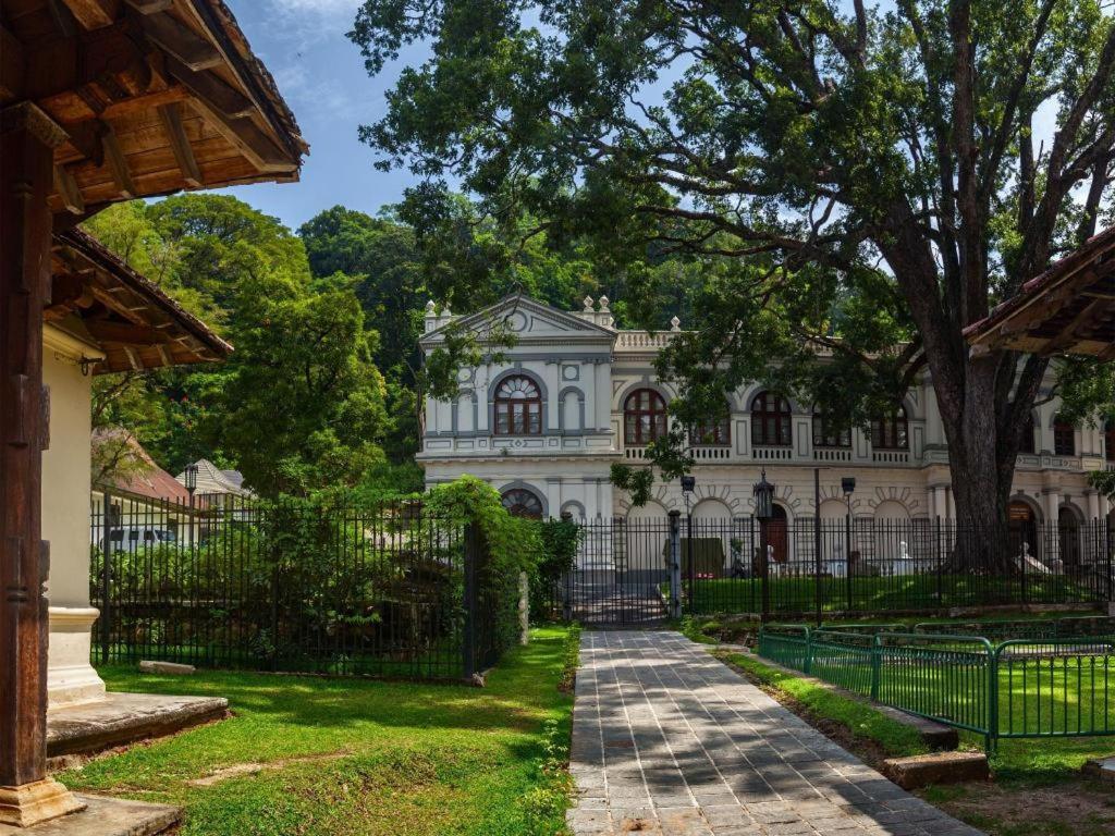 Devon Hotel Канди Екстериор снимка