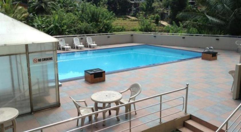 Devon Hotel Канди Екстериор снимка