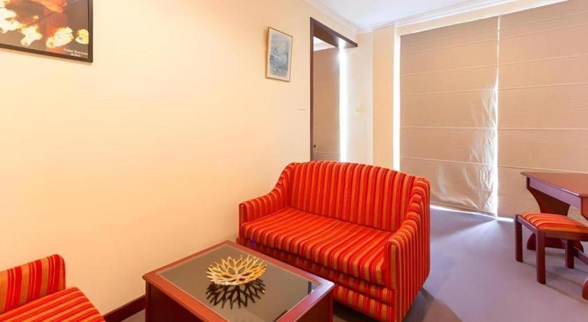 Devon Hotel Канди Екстериор снимка