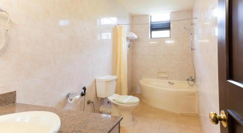 Devon Hotel Канди Екстериор снимка