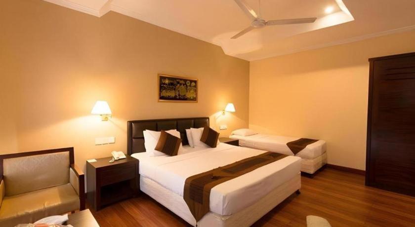 Devon Hotel Канди Екстериор снимка