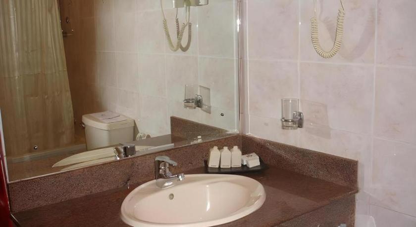 Devon Hotel Канди Екстериор снимка