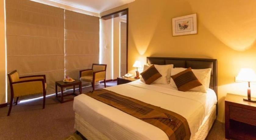 Devon Hotel Канди Екстериор снимка
