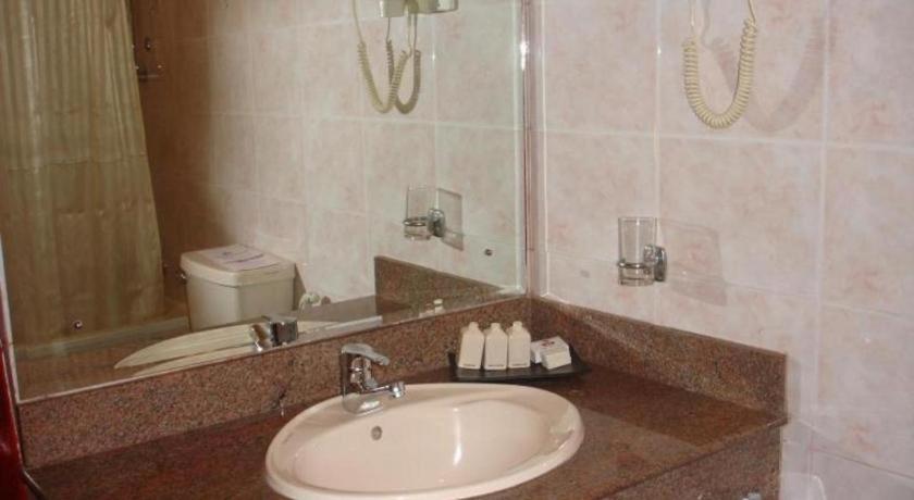Devon Hotel Канди Екстериор снимка