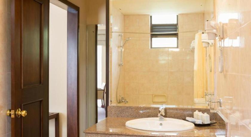 Devon Hotel Канди Екстериор снимка