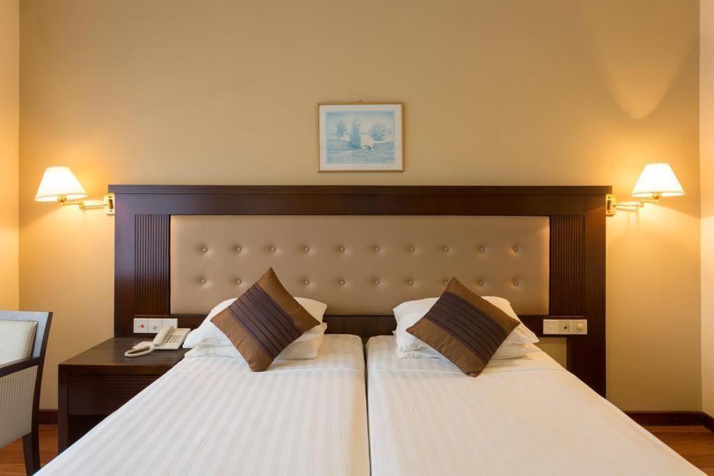 Devon Hotel Канди Екстериор снимка